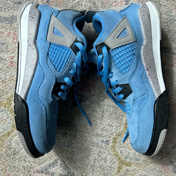 AIR JORDAN 4 RETRO GS
"University Blue" boys size 1. - Picture 6 of 7